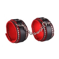Kožená putá na nohy zdobená - black/red