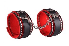 Kožená putá na nohy zdobená - black/red